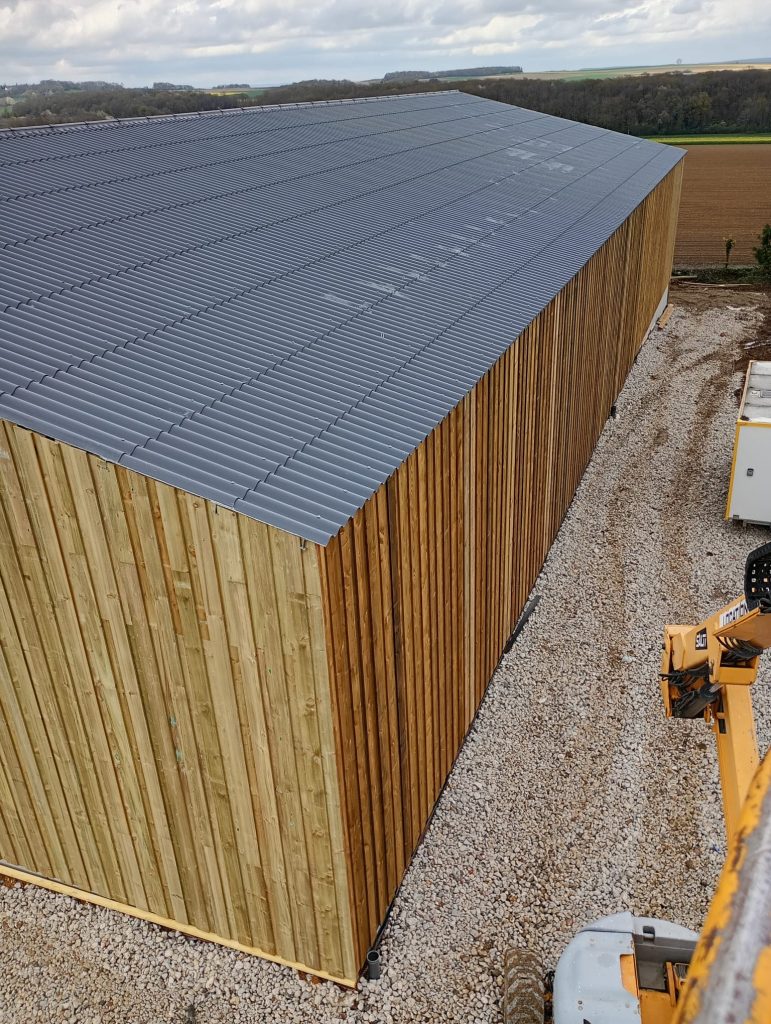 Genicourt (dpt 77 ou 95) batiment agricole bardage bois